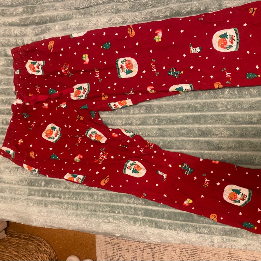Old Navy Pajama Bottoms in Red with Holiday Print